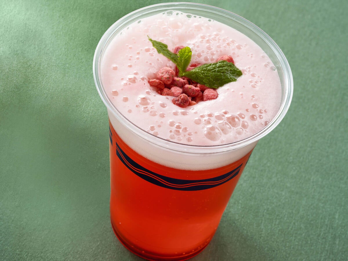 ディズニーシークリスマス食べ歩きおすすめ「ビアカクテル（ストロベリー）」
