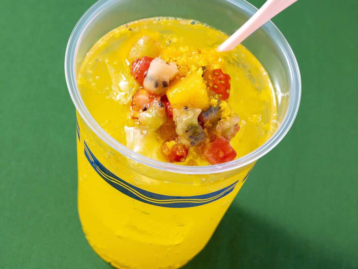 ディズニーシークリスマス食べ歩きおすすめ「スペシャルカクテル（スパークリングワイン＆フルーツ）」