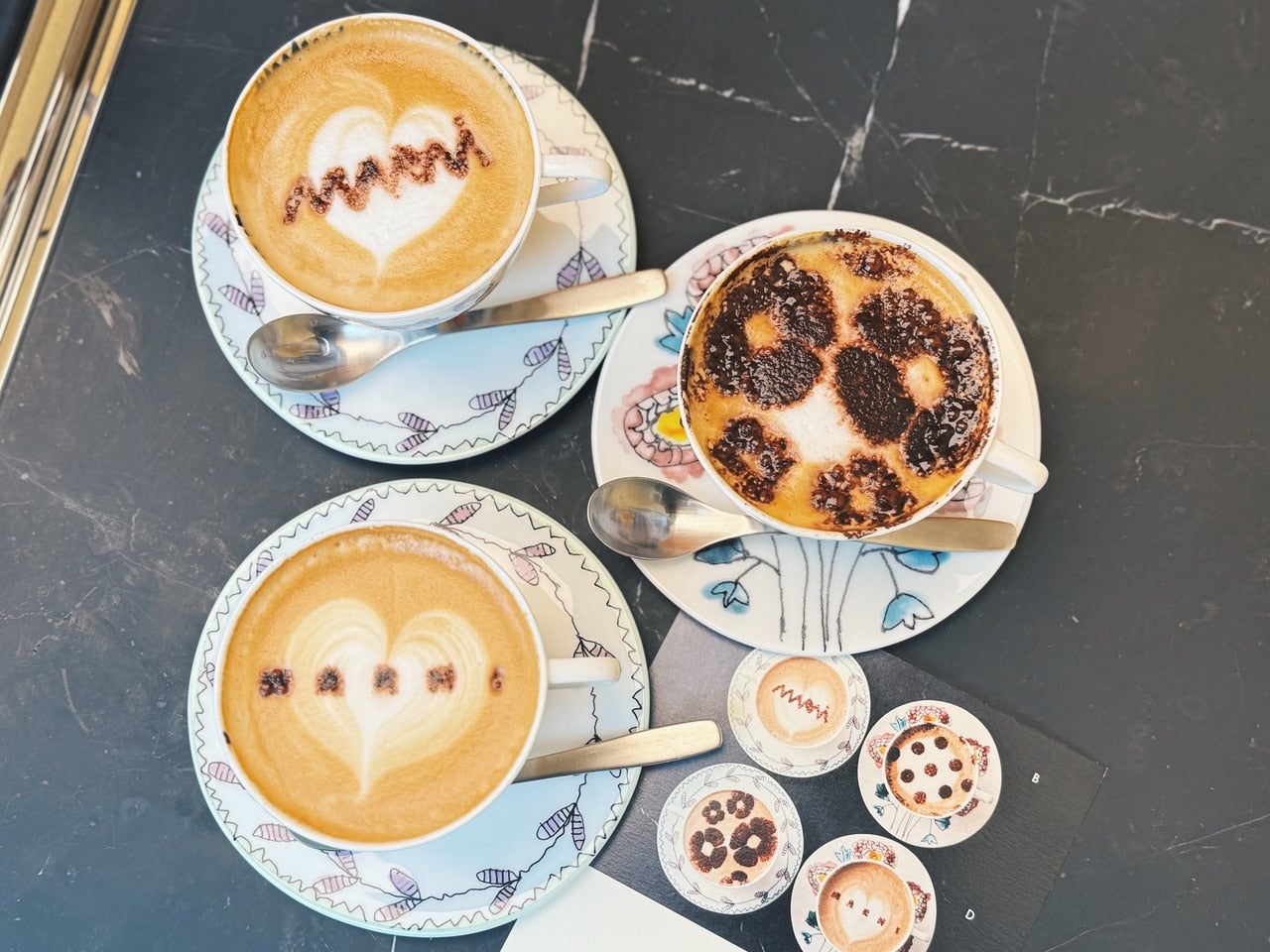 マルニのロゴ入りカプチーノ4種類