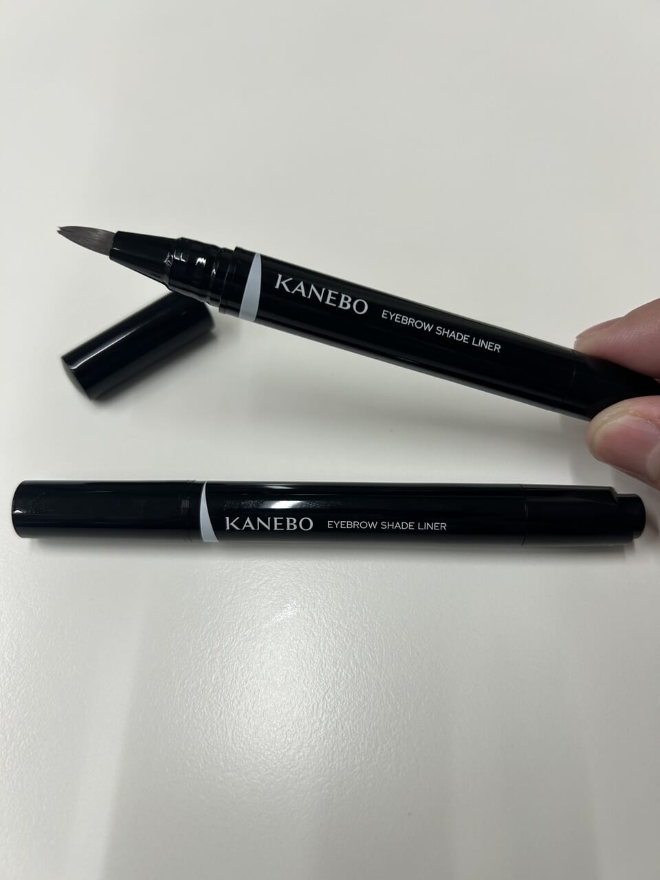 KANEBOの「アイブロウシェイドライナー」のキャップをあけたところ