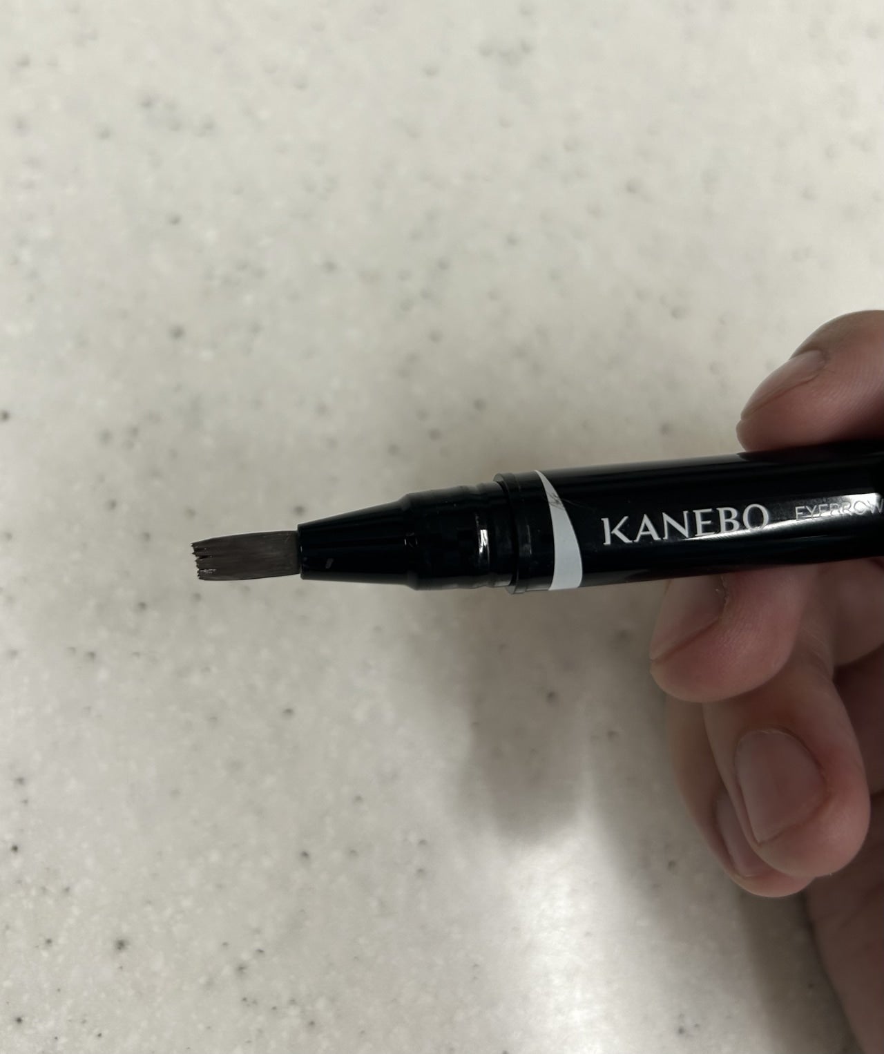 KANEBOの「アイブロウシェイドライナー」の筆先のアップ