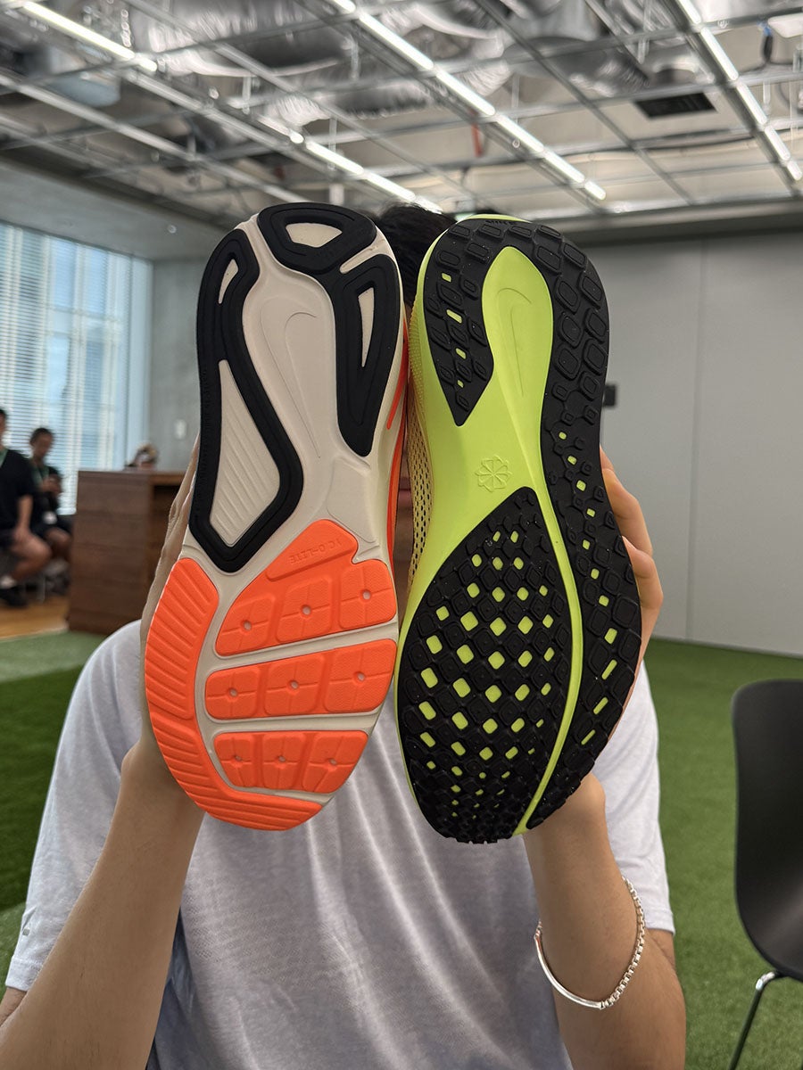 右）ナイキ ペガサス41 （左）ナイキ ストラクチャー 26　アウトソール