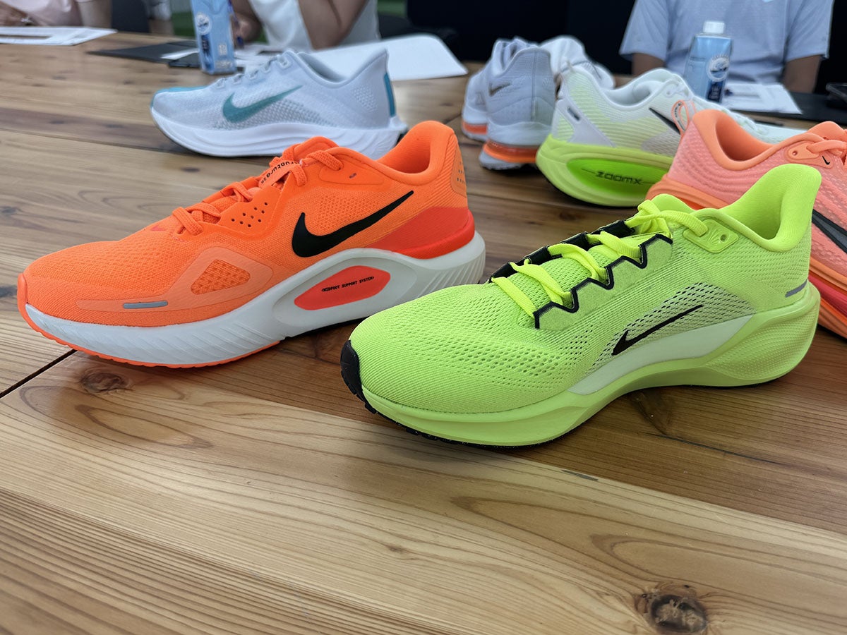 右）ナイキ ペガサス41 （左）ナイキ ストラクチャー 26　オレンジ　イエロー