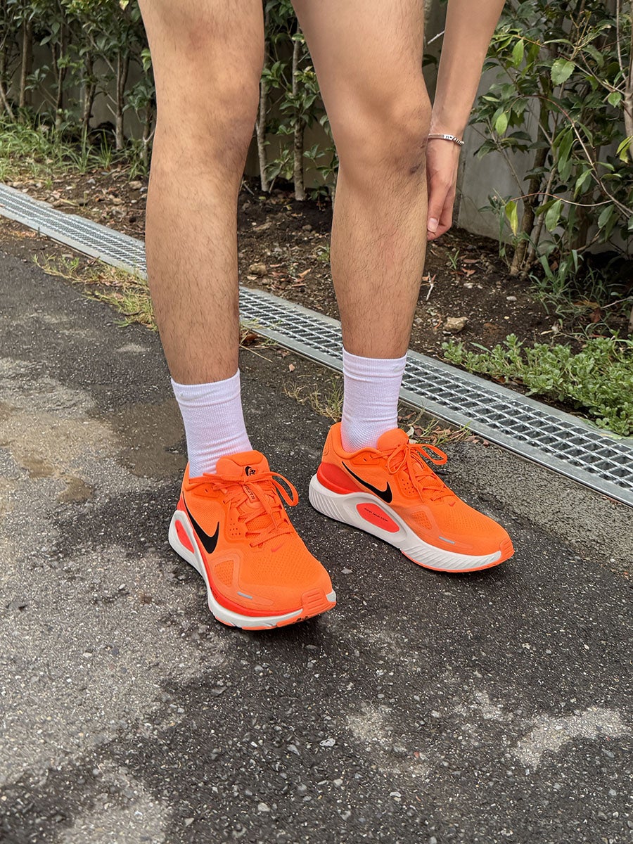 右）ナイキ ペガサス41 （左）ナイキ ストラクチャー 26 オレンジ　