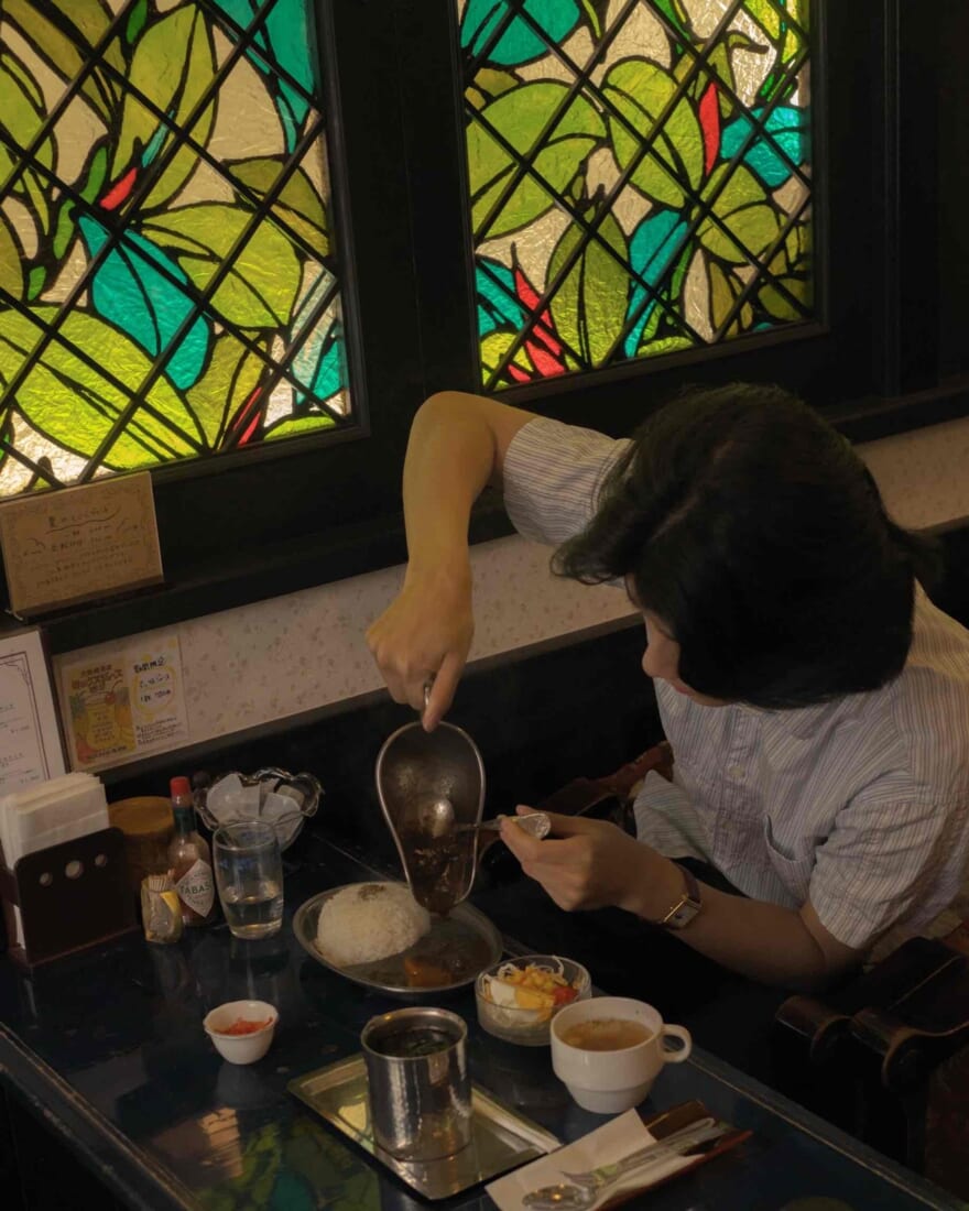 喫茶水鯨で「特製黒カレーランチ」を食べようとしている余村優斗