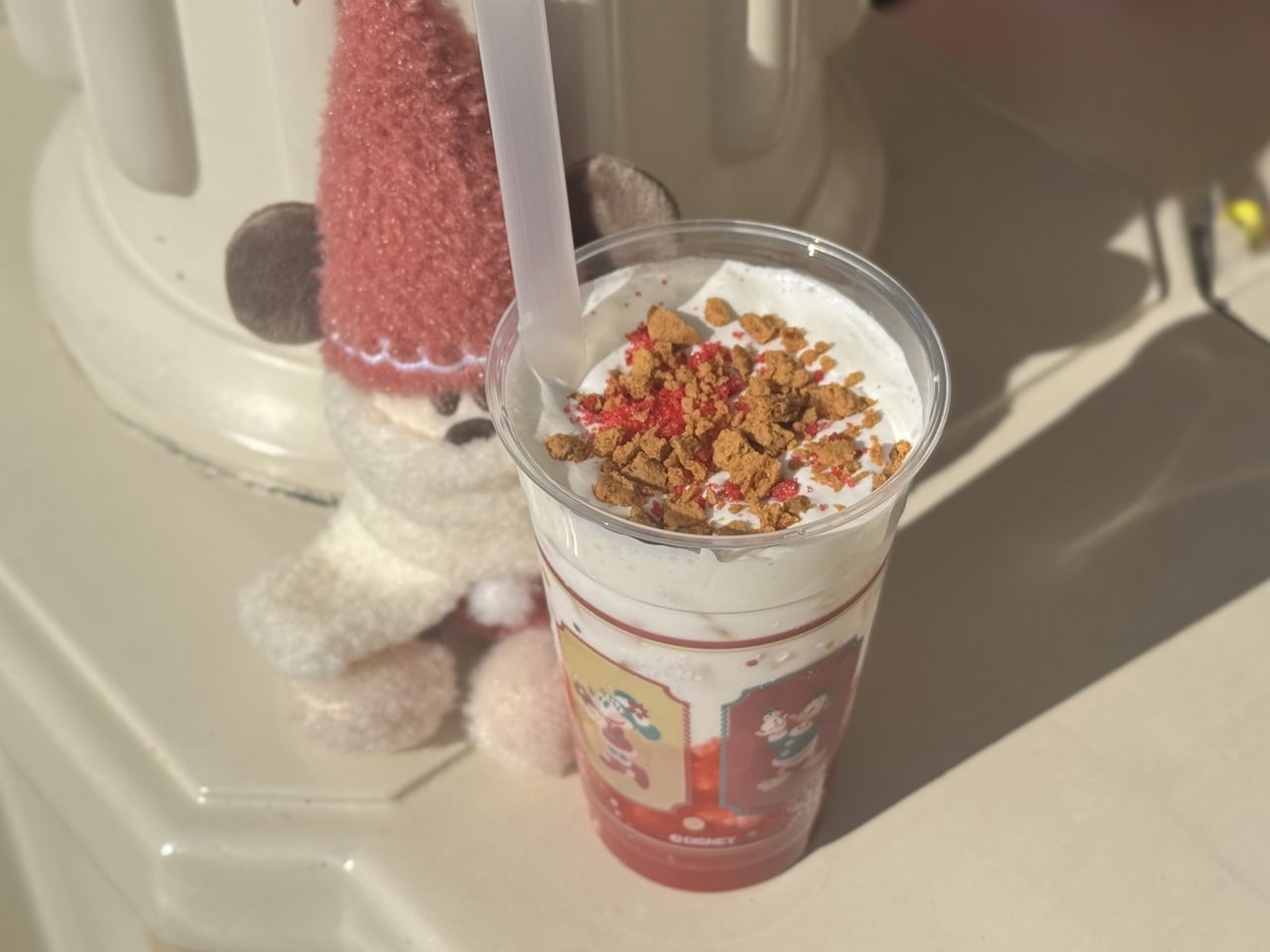 ディズニーシークリスマス食べ歩きおすすめスペシャルドリンク（苺ミルク）