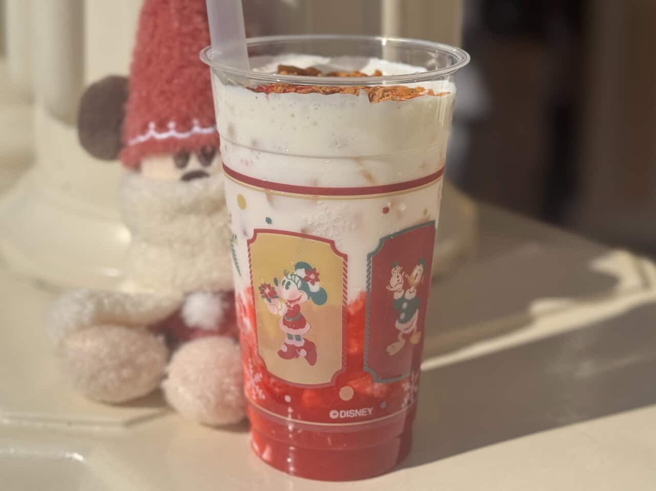 ディズニーシークリスマス食べ歩きおすすめスペシャルドリンク（苺ミルク）