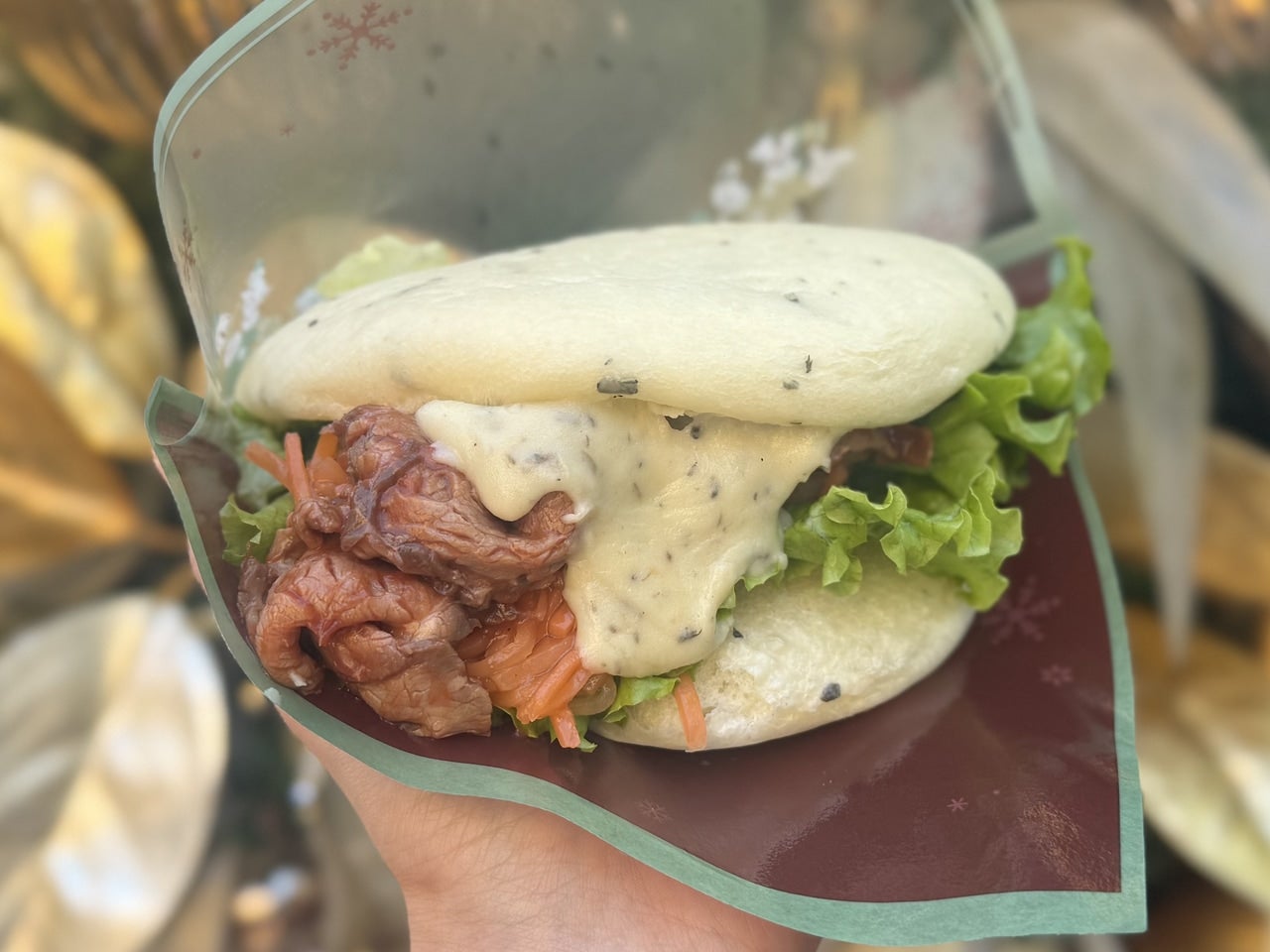 ディズニーシークリスマス食べ歩きおすすめスペシャルサンド「スペシャルサンド（ローストビーフ、トリュフ風味のマッシュポテト、チーズ）」