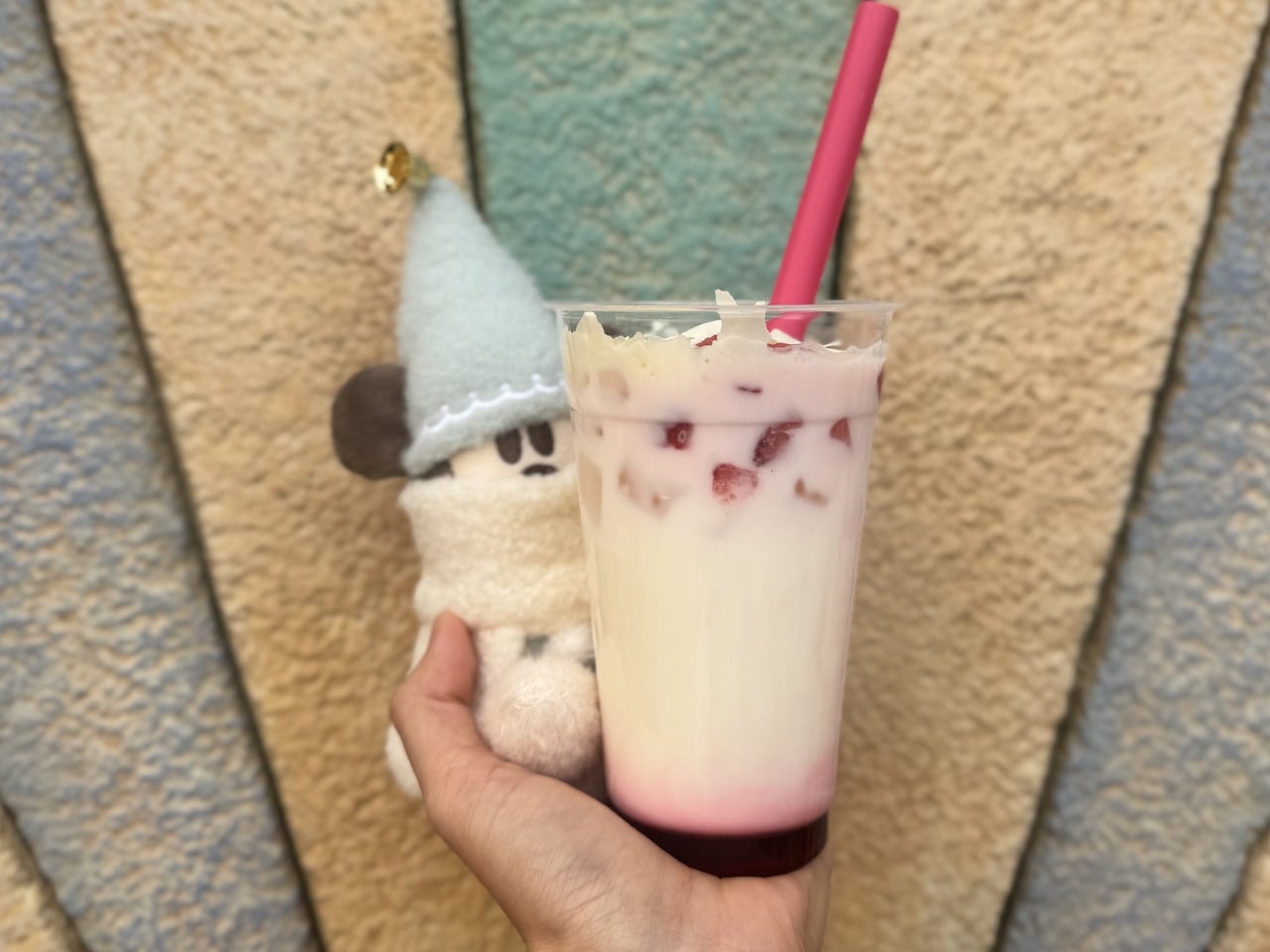 ディズニーシークリスマス食べ歩きおすすめ「スペシャルラッシー（ストロベリー＆ホワイトチョコレート）」