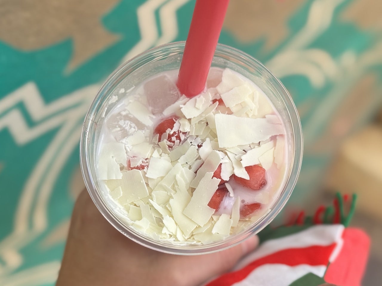 ディズニーシークリスマス食べ歩きおすすめ「スペシャルラッシー（ストロベリー＆ホワイトチョコレート）」トッピング