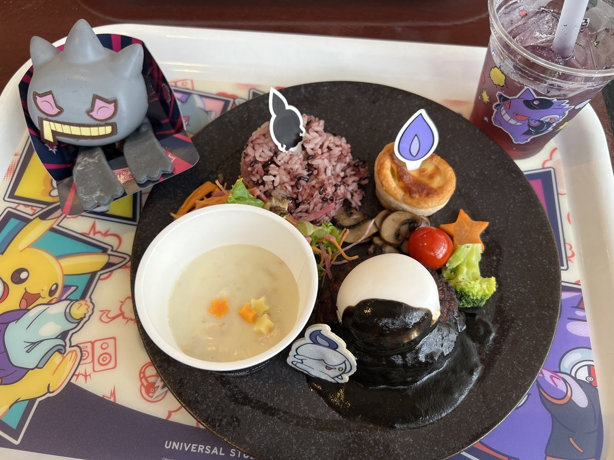 「ヒトモシたちの夜にともるハンバーグプレート」に、「ひょっこり!ジュペッタの洋ナシ&ホワイトチョコムース」、「ノリノリ!DJゲンガーのグレープソーダ」