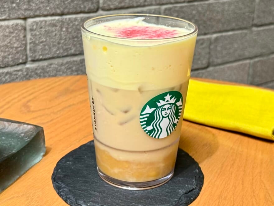 スタバ新作「ほうじ茶香る 焼き芋 ムース ティー ラテ」横から撮影した様子