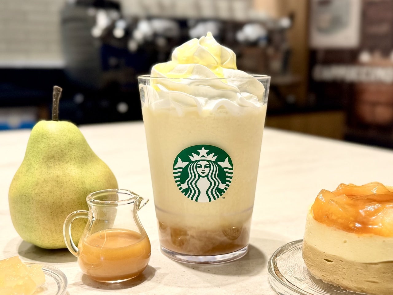 スタバ新作2025秋メニュー「洋なし 生キャラメル フラペチーノ」