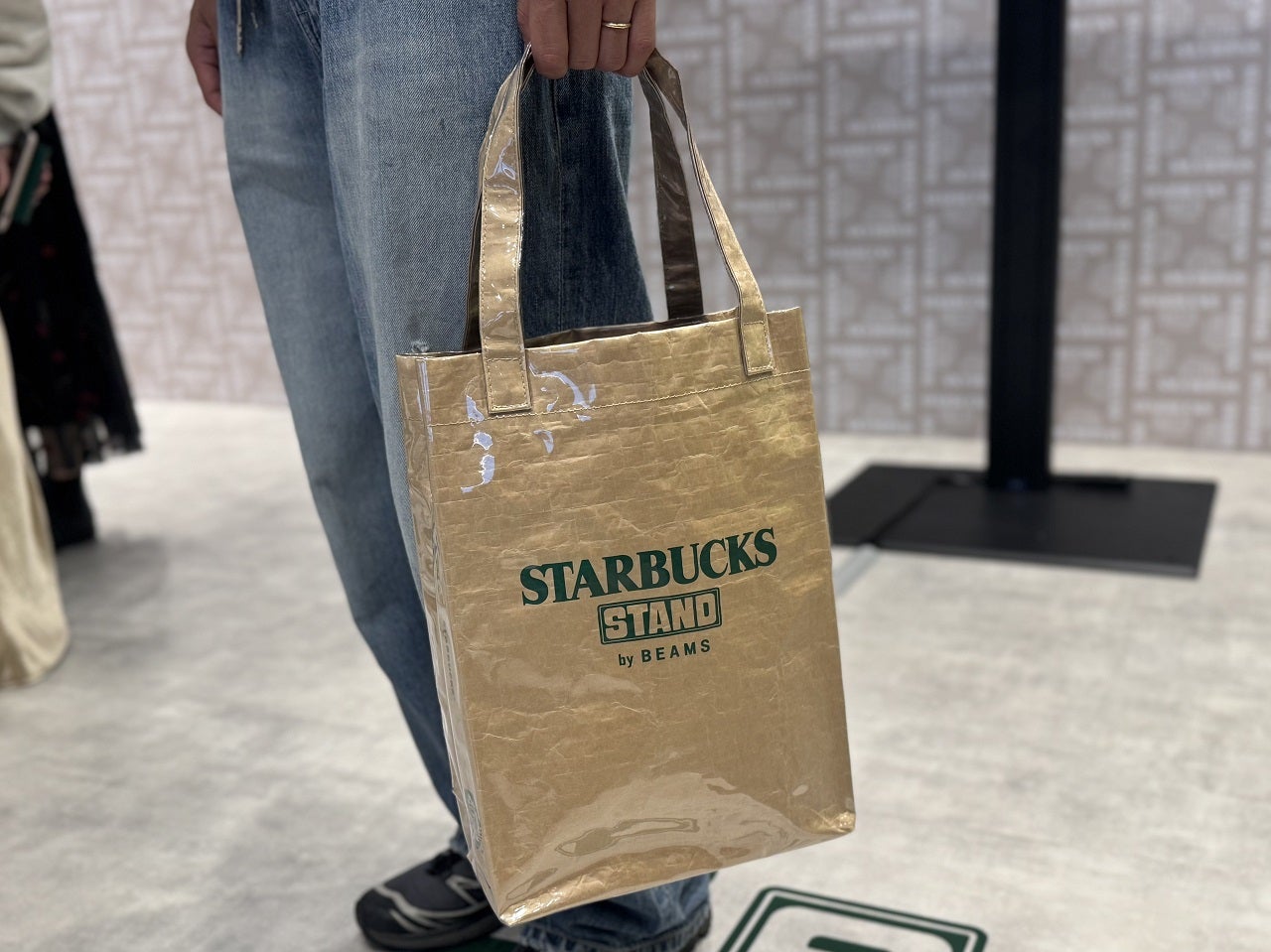 〈STARBUCKS STAND by BEAMS〉LOGO PVC ショッパートート 裏