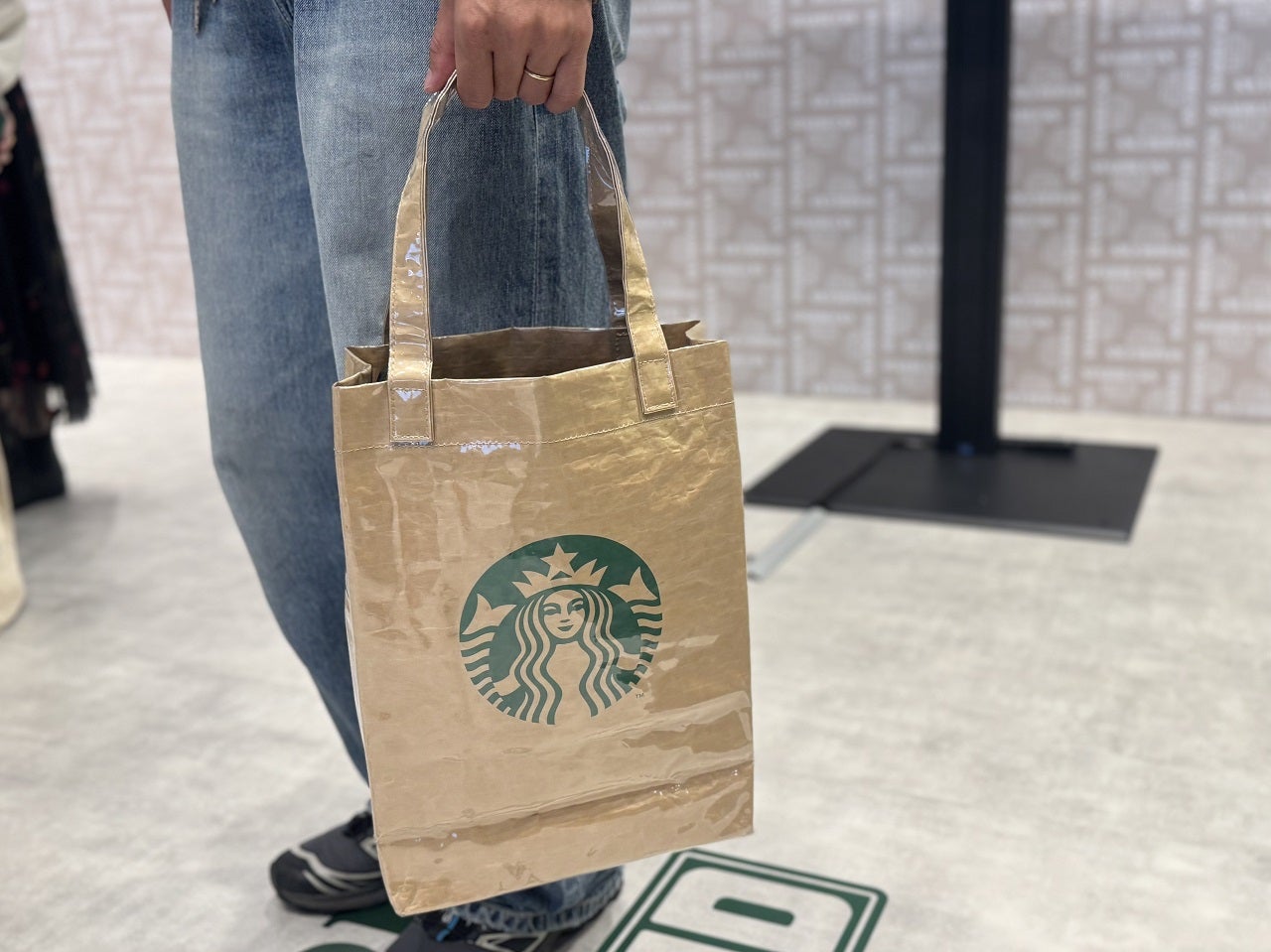 〈STARBUCKS STAND by BEAMS〉LOGO PVC ショッパートート 手持ち表