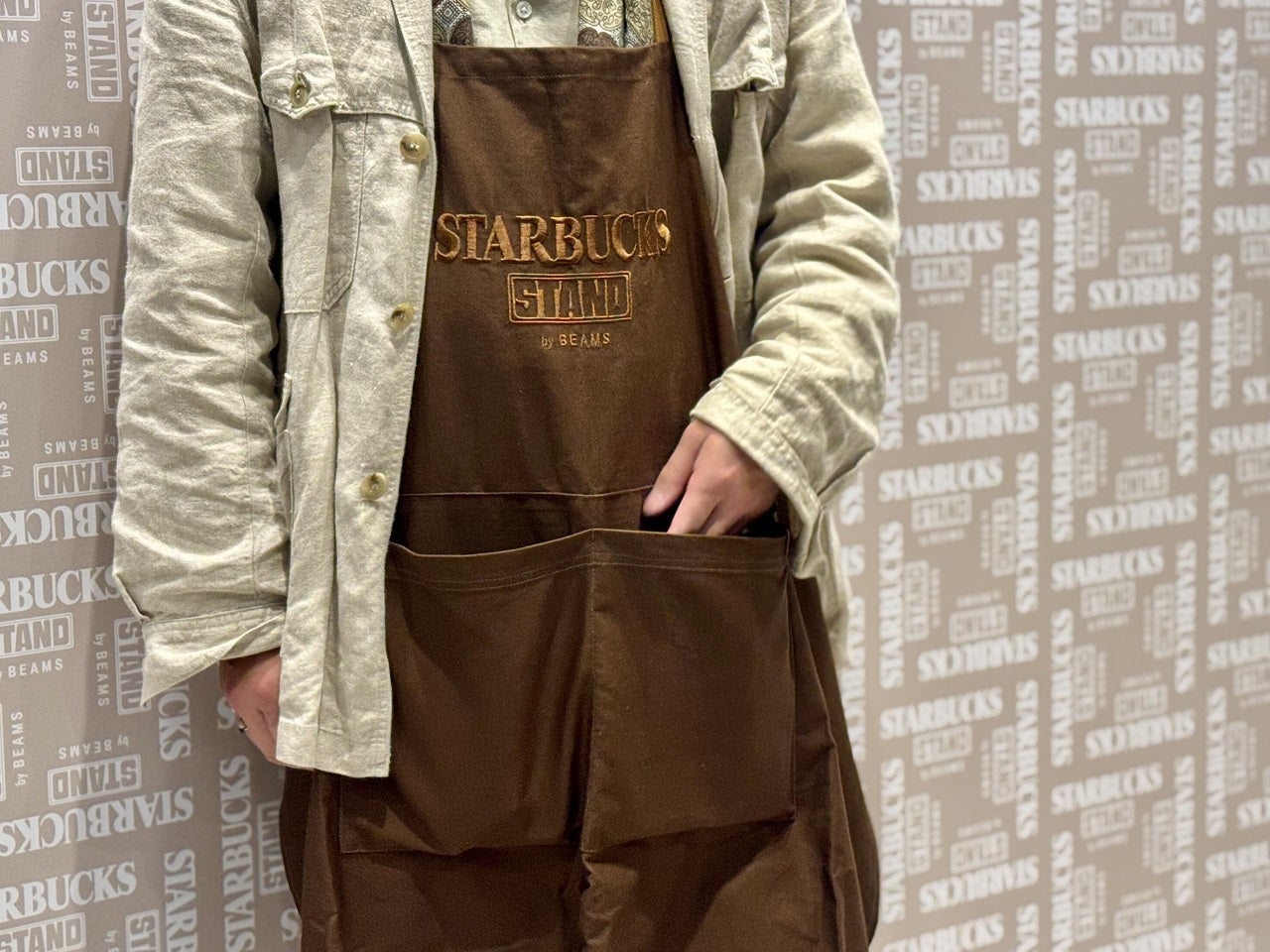 STARBUCKS STAND by BEAMS LOGO ユーティリティ エプロン着用アップ