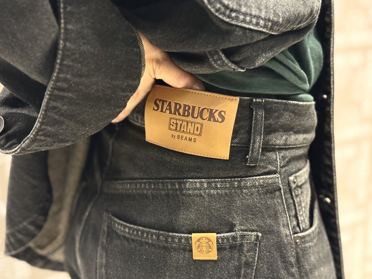 STARBUCKS STAND by BEAMS ブラックデニムパンツのパッチワーク