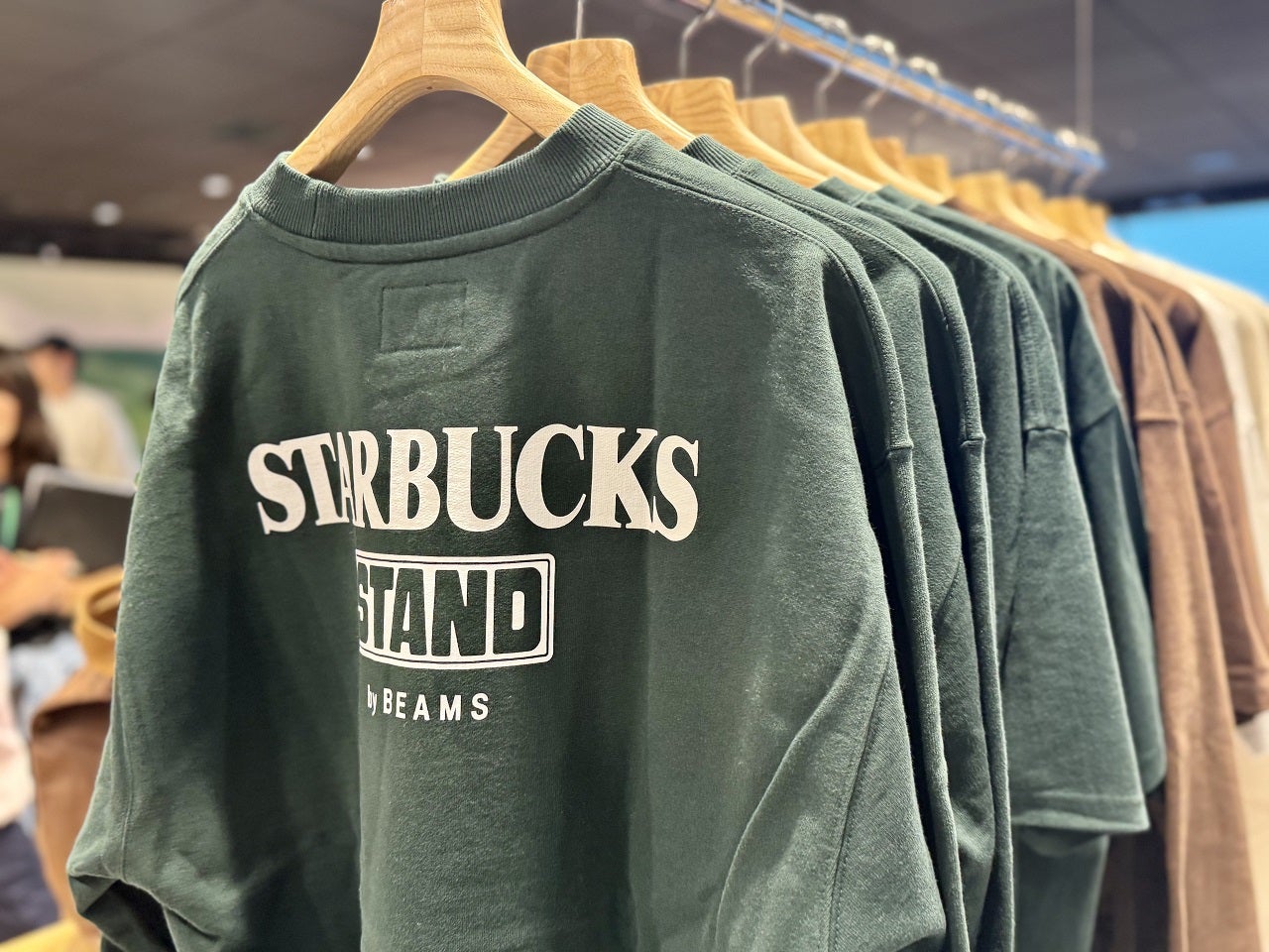 STARBUCKS STAND by BEAMS LOGO クルースウェット、グリーン