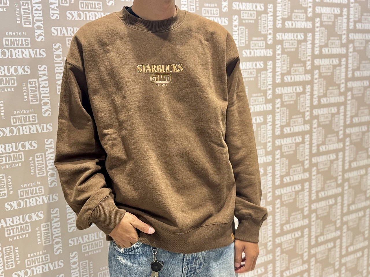 STARBUCKS STAND by BEAMS LOGO クルースウェット、メンズ着用