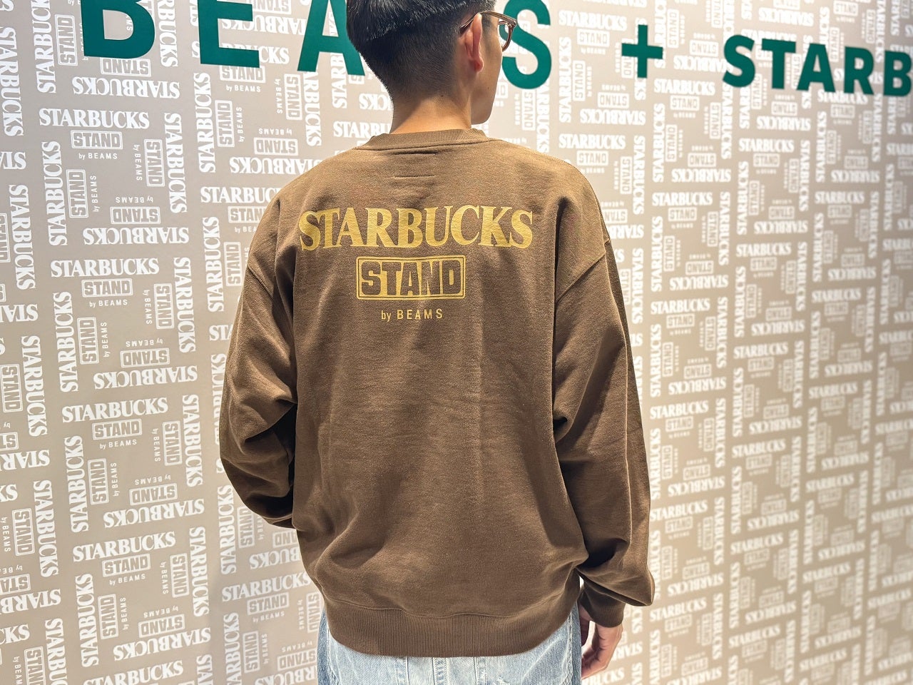 STARBUCKS STAND by BEAMS LOGO クルースウェット、メンズ着用バック