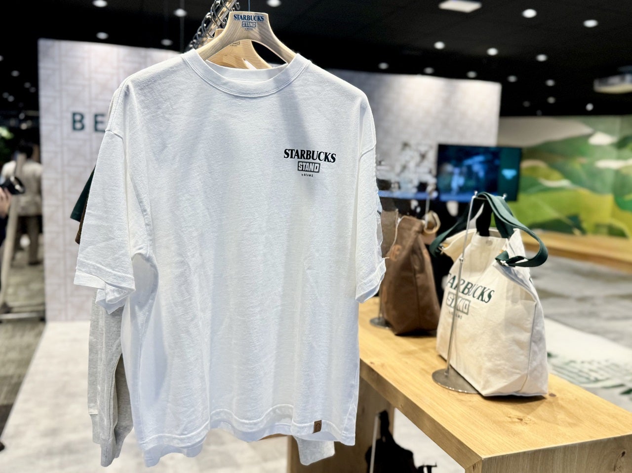 STARBUCKS STAND by BEAMS LOGO Tシャツ、店頭陳列正面