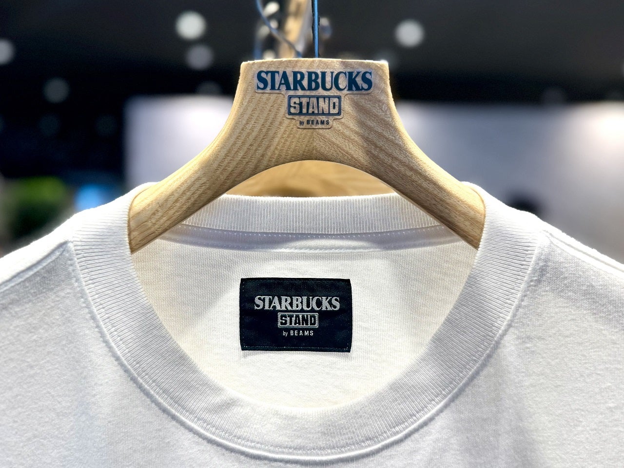 STARBUCKS STAND by BEAMS LOGO Tシャツ、首元アップ