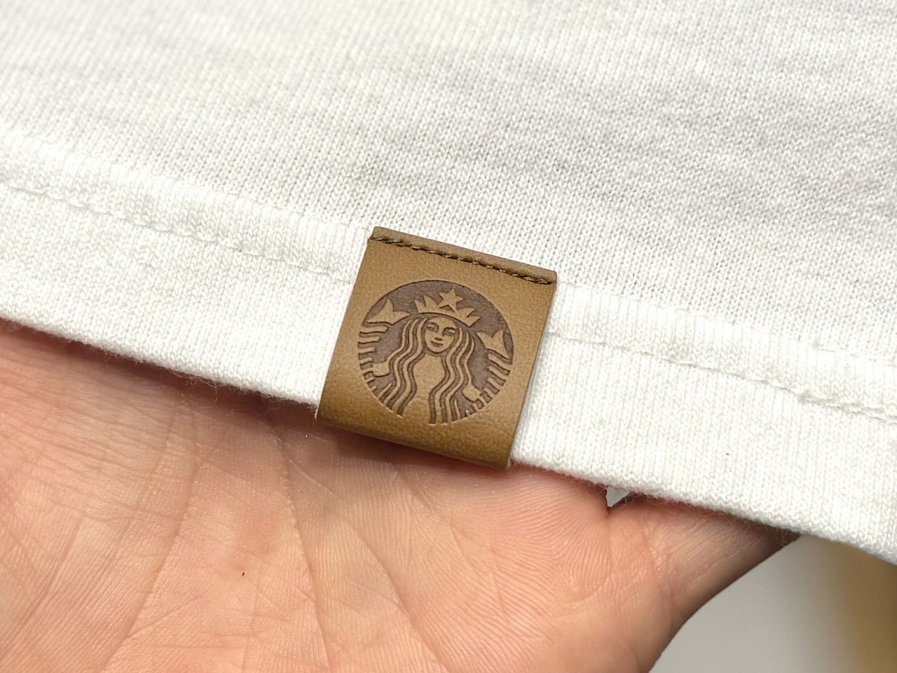 STARBUCKS STAND by BEAMS LOGO Tシャツ、裾のタグ