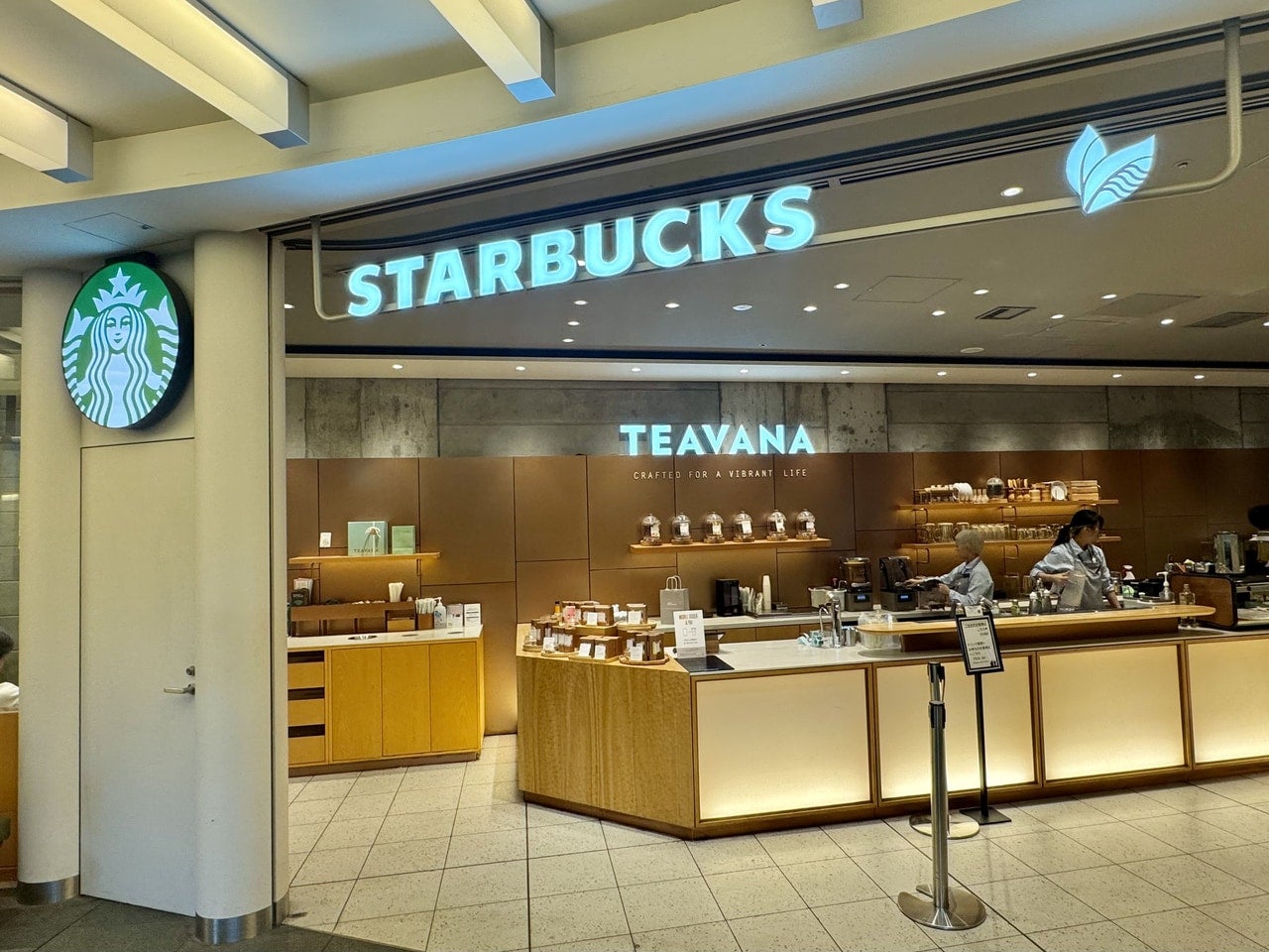 「スターバックス ティー & カフェ」六本木ヒルズ メトロハット／ハリウッドプラザ店外観