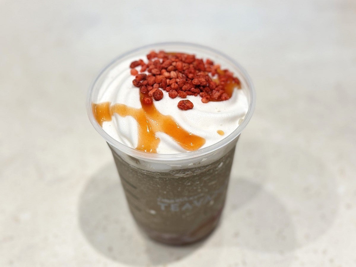 スタバ、店舗限定「白桃とほうじ茶のムース ティー フラペチーノ®」、フリーズドライストロベリートッピング。上から。
