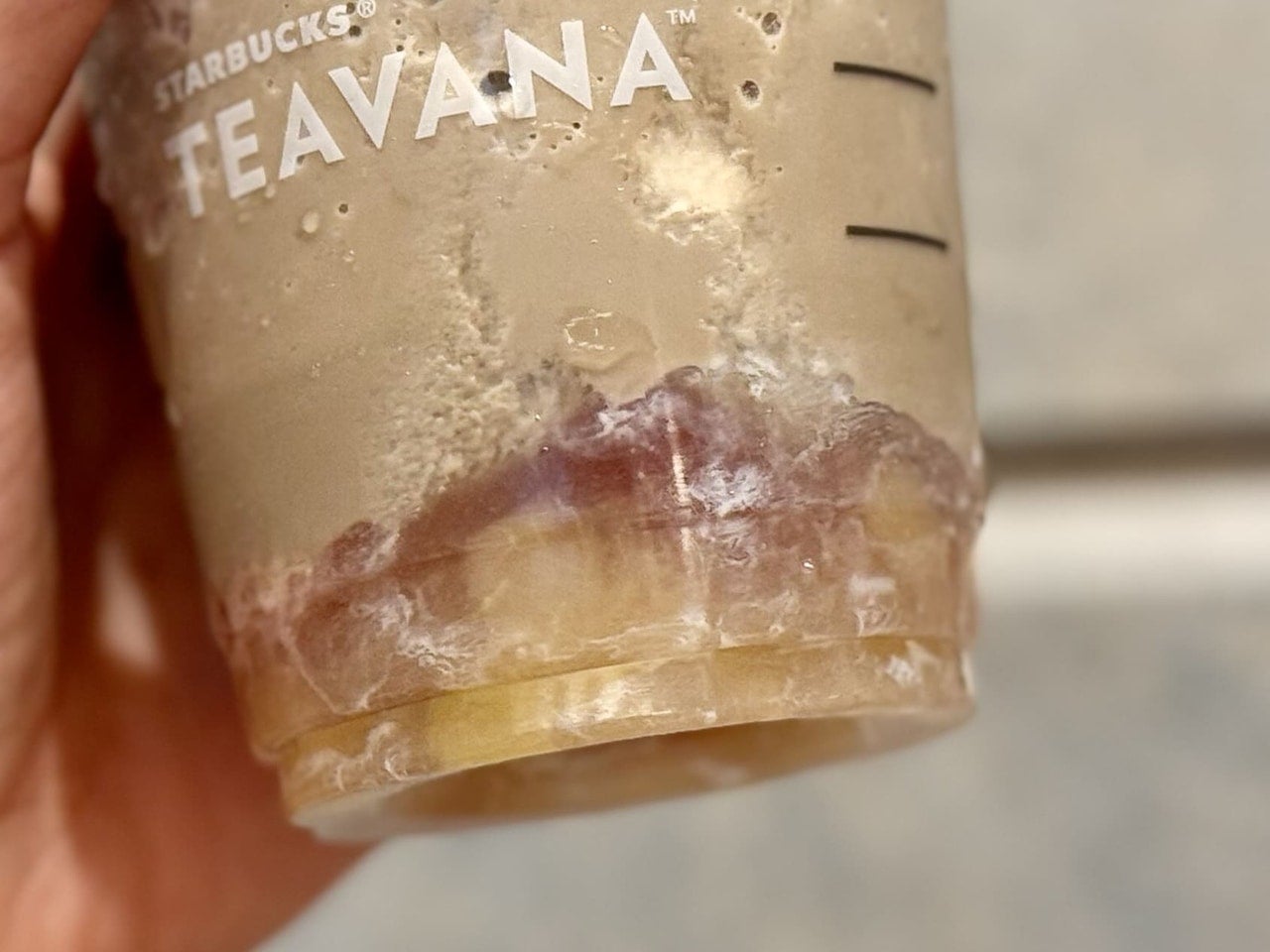 スタバ、店舗限定「白桃とほうじ茶のムース ティー フラペチーノ®」、白桃ソースアップ