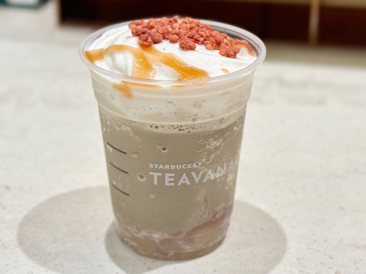 スタバ、店舗限定「白桃とほうじ茶のムース ティー フラペチーノ®」正面