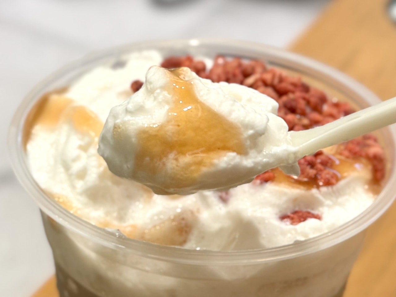 スタバ、店舗限定「白桃とほうじ茶のムース ティー フラペチーノ®」、エアリーな桃ムース