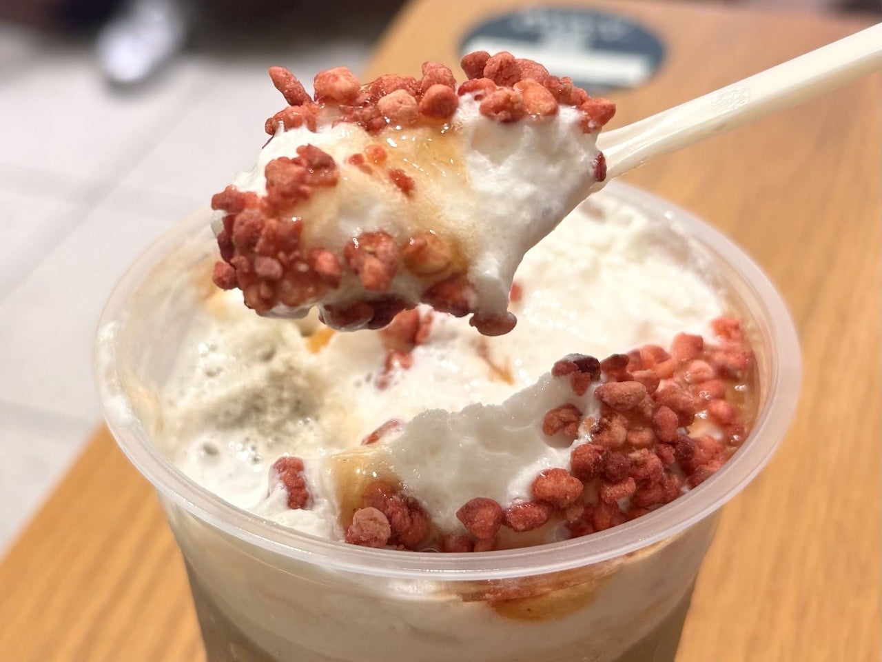 フローズンストロベリーをスプーンですくっている様子