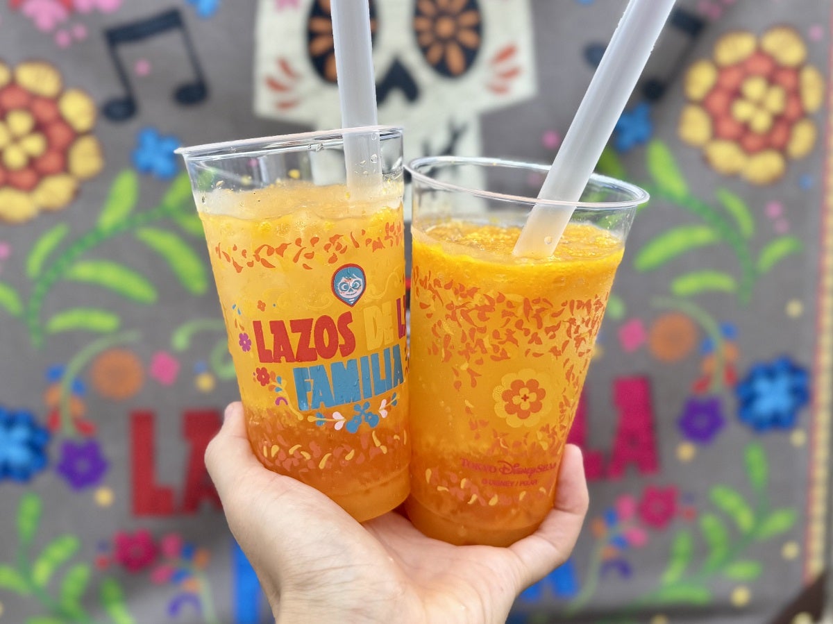 ディズニーシー食べ歩きオススメメニュー「リメンバー・ミー」ドリンク（オレンジ＆マンダリンオレンジ）」