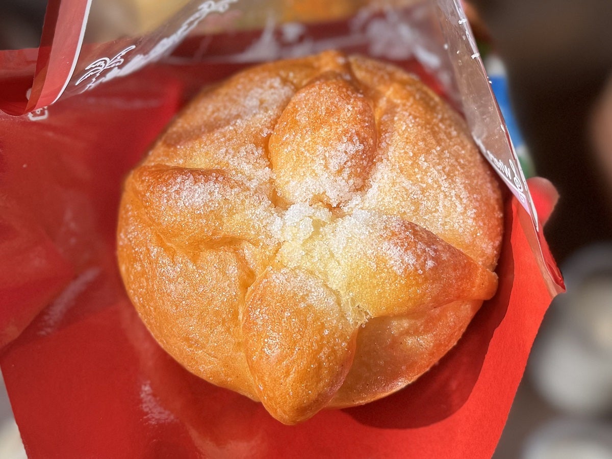 東京ディズニーシー食べ歩きメニュー。リメンバーミー「パン・デ・ムエルト（オレンジ入り）」
