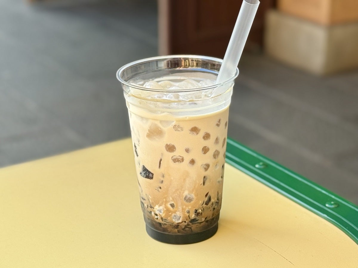 ディズニーシー定番食べ歩きおすすめドリンク「コーヒータピオカラテ」。