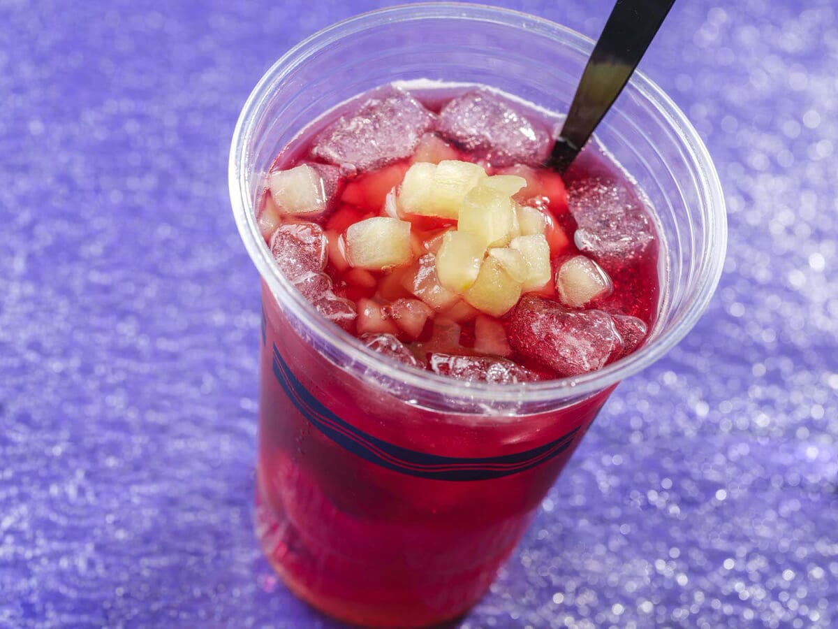 ディズニーシーハロウィン食べ歩きおすすめメニュー。お酒「スパークリングカクテル（赤ワイン、アマレット、ピーチ、アップル）」