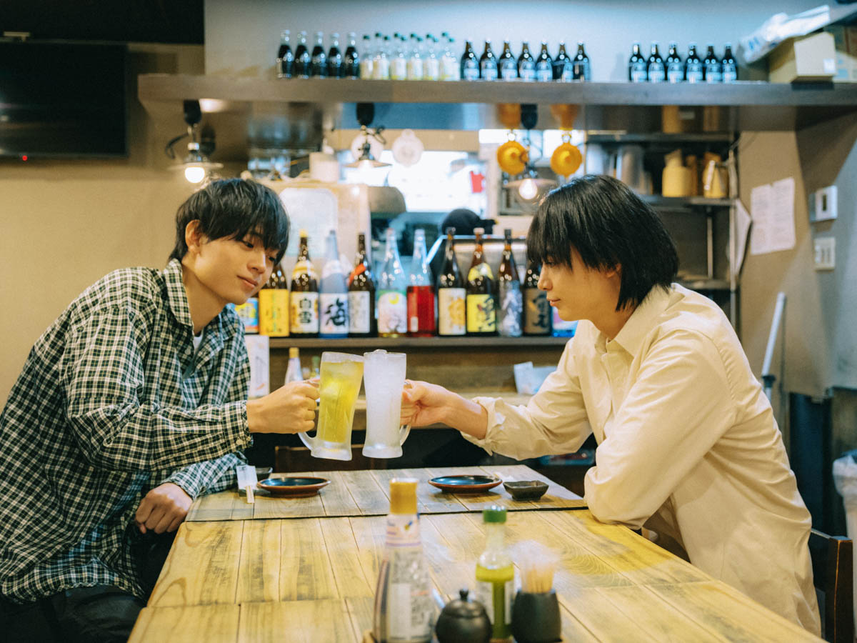 居酒屋で乾杯をする水沢林太郎と豊田裕大