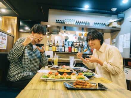 俳優としての活躍も目覚ましい、水沢林太郎＆豊田裕大の同期トーク！ 連載『何話す？』のWEB限定アザーカットを公開