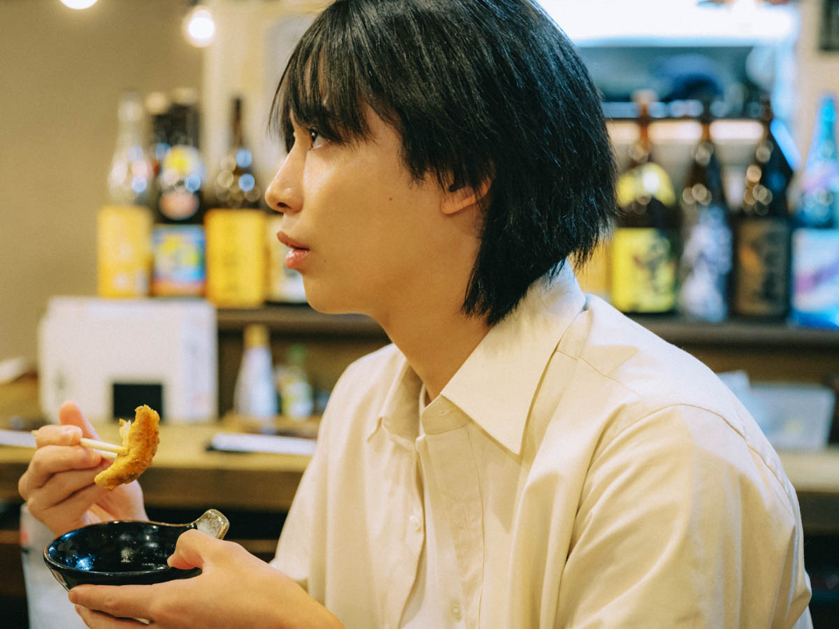 居酒屋でしゃべる豊田裕大