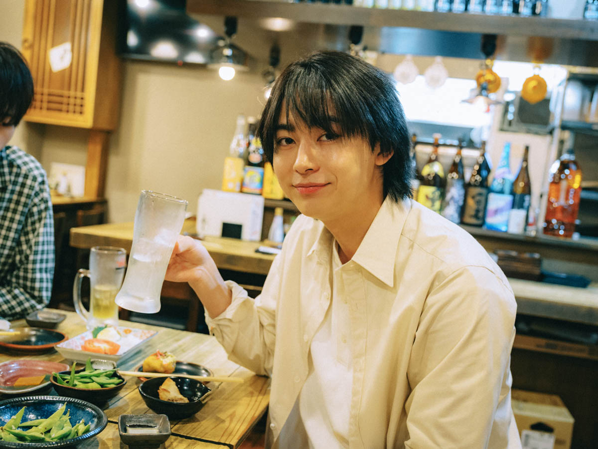 居酒屋でジョッキを持つ豊田裕大