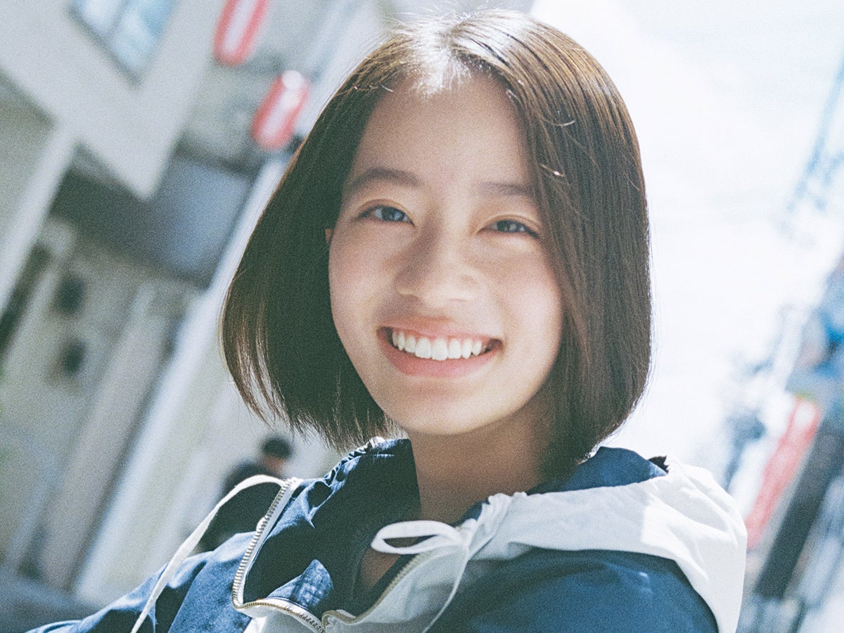 「古着を買うときはお父さんに“どうかな？”って毎回確認します」。池端杏慈、はじめての高円寺で古着と麺に笑顔！