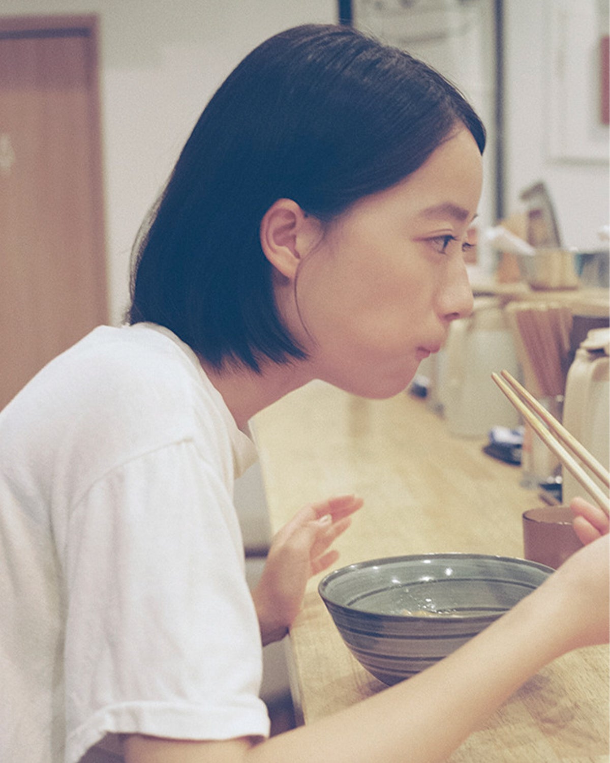 油そばを食べる池端杏慈