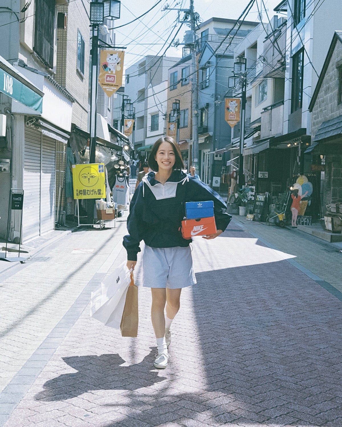 高円寺の商店街を歩く池端杏慈