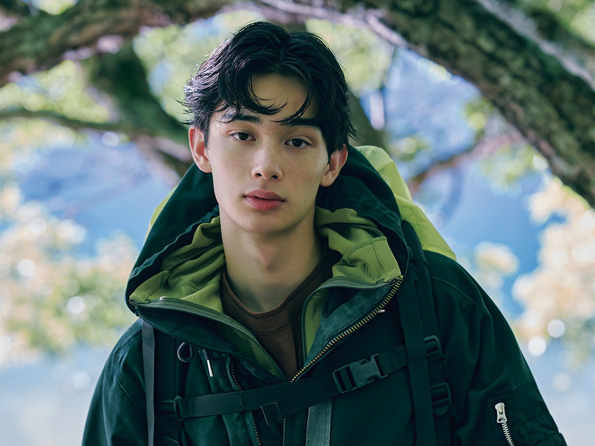 サカイ×カーハート WIP、オーラリー…プレイフルでパワフルな「新作アウトドア」を栄莉弥がまとう。