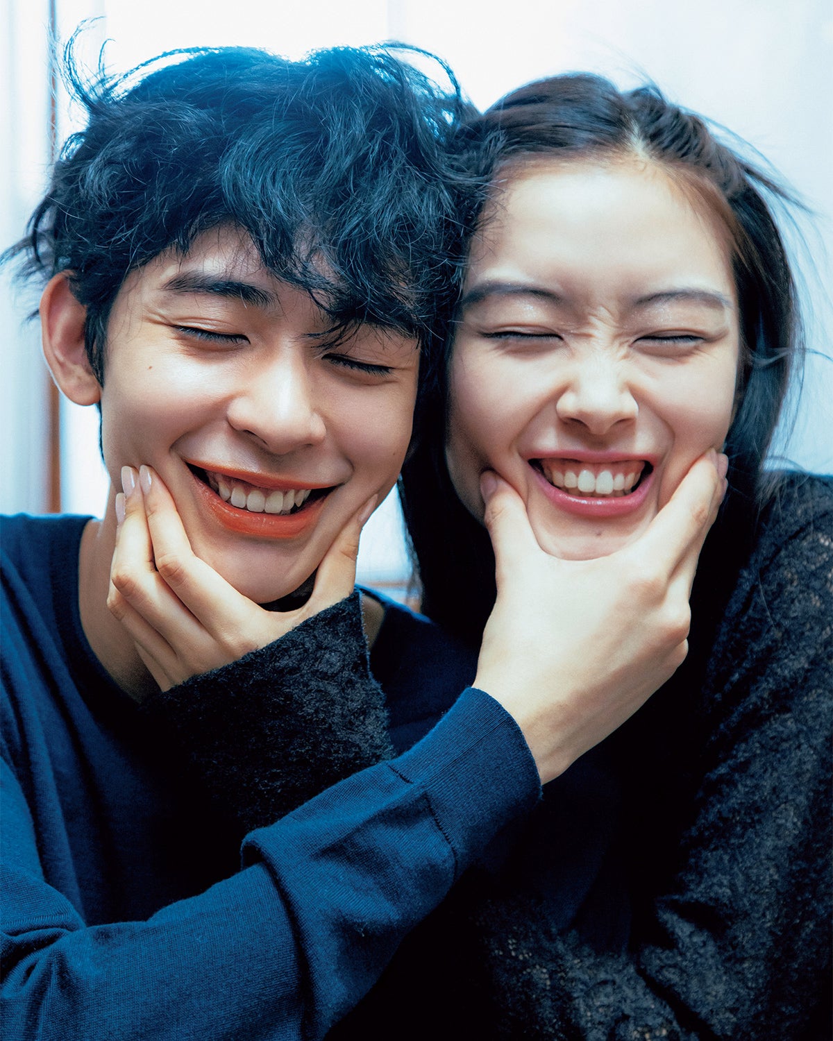 BYREDOのカラーリップバームを使用したメンズノンノモデルの松井大奈と汐谷友希