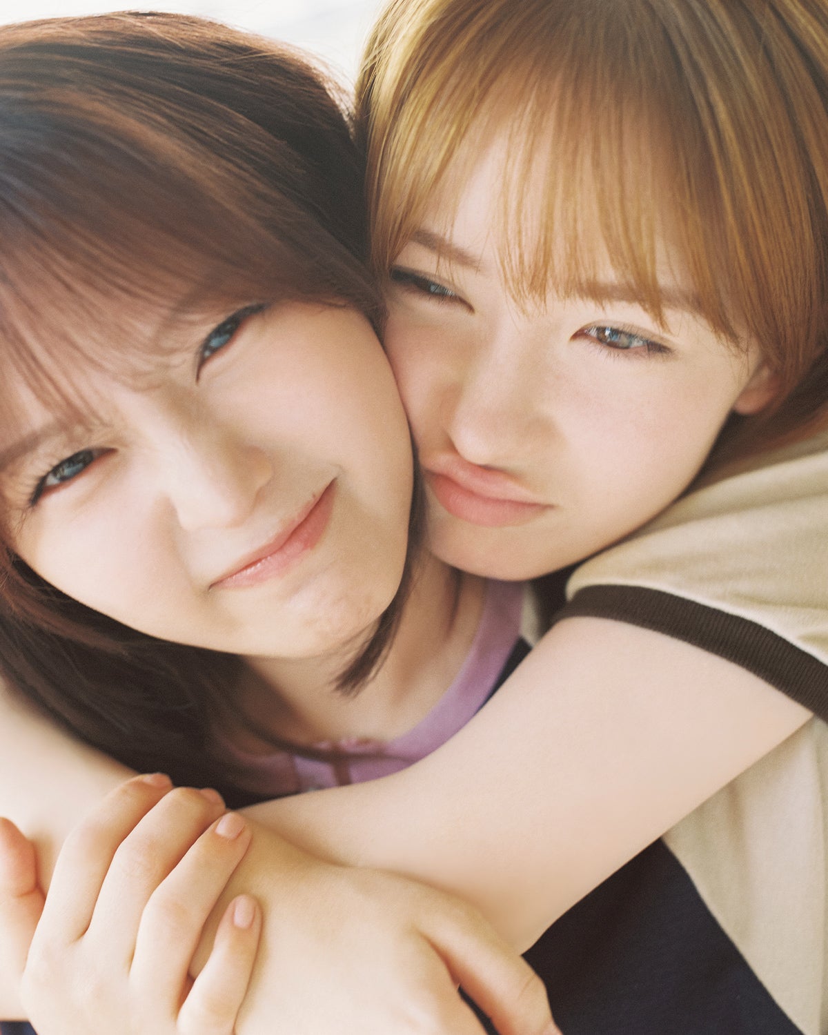頬をくっつける畑芽育と齊藤なぎさ