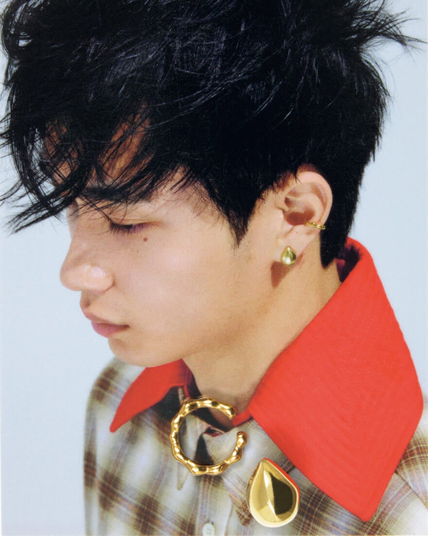 シンプルなデザインのイヤカフを重ねづけした野村康太