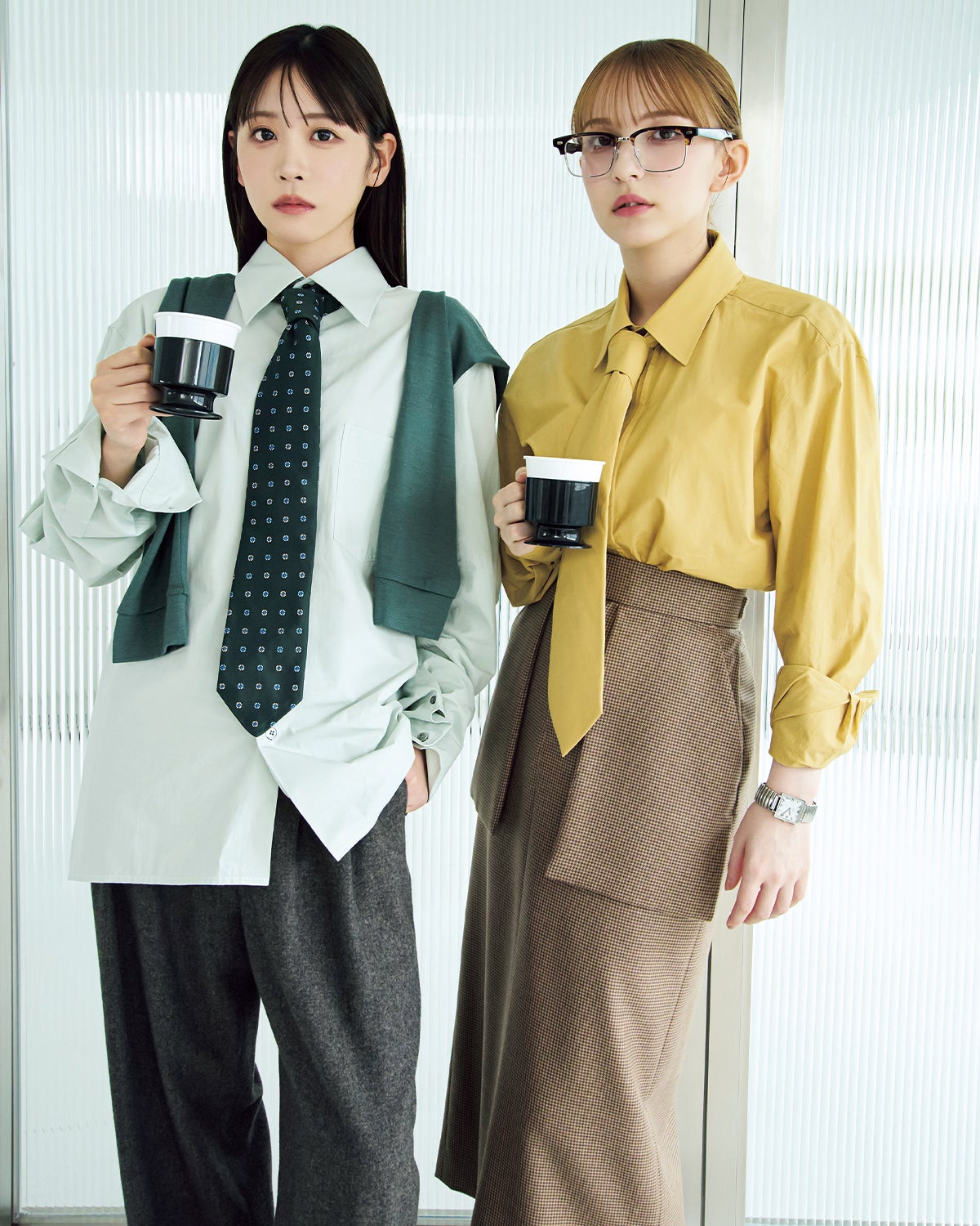 コーヒーを片手にお昼休み中の櫻井優衣と早瀬ノエル
