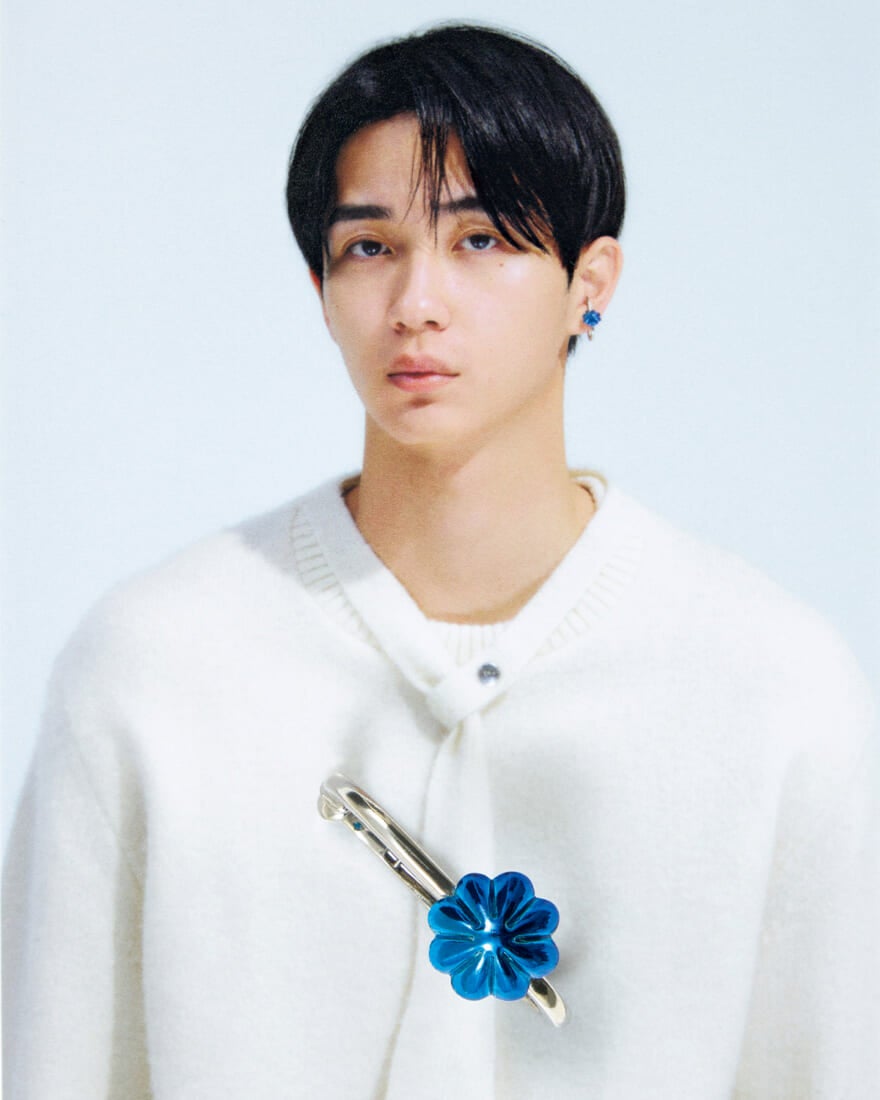 トーガ トゥのイヤカフを着用した野村康太